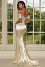 Robe sirène en satin froncé à épaules dénudées, champagne