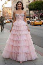 Vestido de gasa rosa con corsé de lentejuelas plateadas