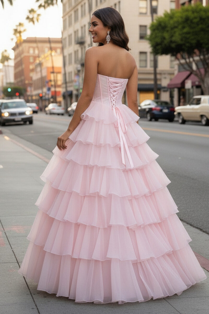 Vestido de gasa rosa con corsé de lentejuelas plateadas