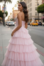 Vestido de gasa rosa con corsé de lentejuelas plateadas