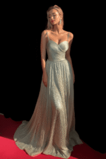 Vestido plisado plateado metalizado con tirantes adornados