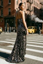 Vestido de lentejuelas negro y plateado con cuello halter alto y bajo