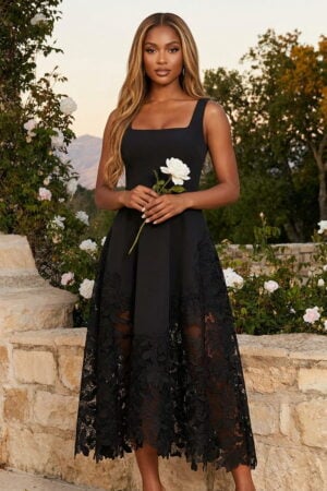 Vestido de cóctel midi negro de crepé y encaje con cuello cuadrado y línea A