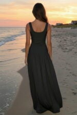 Maxivestido negro con cuello redondo y cintura caída