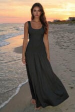 Maxivestido negro con cuello redondo y cintura caída