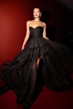 Robe longue en tulle noir pailleté avec fente haute et volants en rang d'oignon