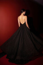 Robe longue en tulle noir pailleté avec fente haute et volants en rang d'oignon