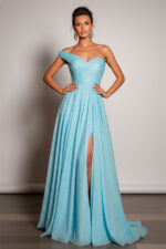 Robe de ville bleu ciel à une épaule et paillettes avec fente haute et corsage froncé