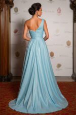 Robe de ville bleu ciel à une épaule et paillettes avec fente haute et corsage froncé