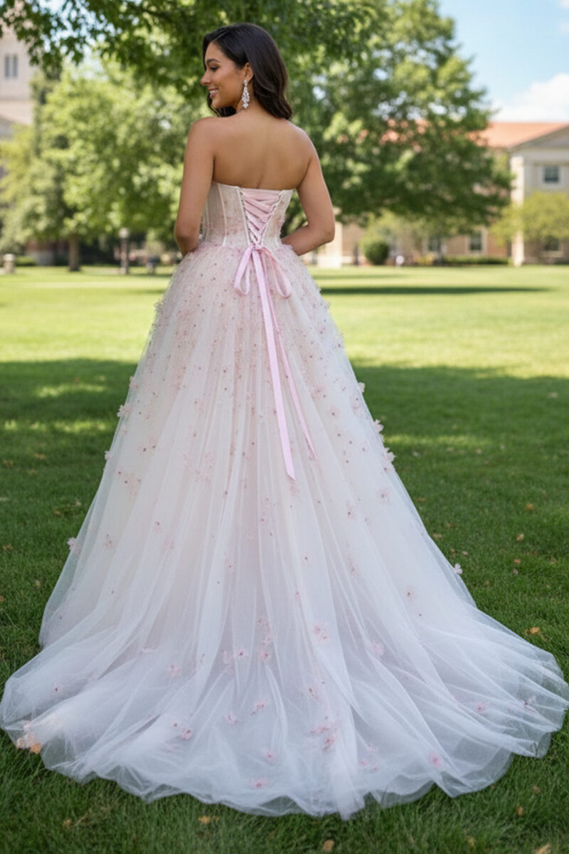 Robe de bal de fin d'année en tulle avec appliques florales rose chair