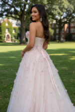 Robe de bal de fin d'année en tulle avec appliques florales rose chair