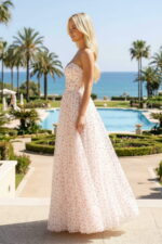 Vestido de novia en A de tul color crema con flocado de corazones rojos