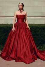 Vestido de baile de tafetán rojo oscuro sin tirantes con cintura fruncida