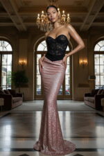 Vestido de sirena con corsé de encaje negro y lentejuelas rosa empolvado