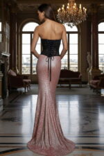 Vestido de sirena con corsé de encaje negro y lentejuelas rosa empolvado