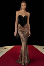 Robe corsetée en satin noir avec jupe sirène à paillettes dorées