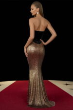 Robe corsetée en satin noir avec jupe sirène à paillettes dorées