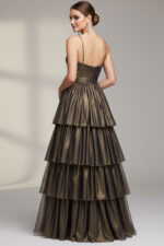 Robe en mousseline de soie à volants avec corsage froncé en forme de cœur, pailletée d'or