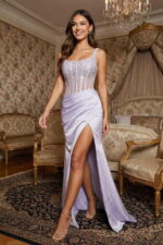 Robe de bal de fin d'année à corset embelli de strass lavande avec jupe fendue froncée