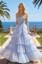 Maxivestido de tul en capas color lavanda con corpiño corsé bordado