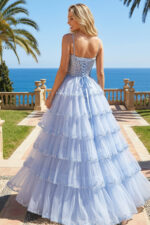 Maxivestido de tul en capas color lavanda con corpiño corsé bordado