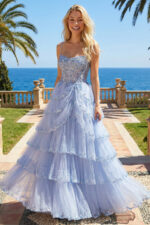 Maxivestido de tul en capas color lavanda con corpiño corsé bordado