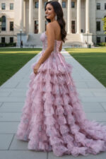 Fliederfarbenes Abendkleid aus Tüll mit Rüschen und Perlenkorsett