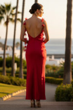 Robe longue dos nu avec bretelles florales en charmeuse rouge