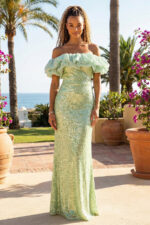 Salbeigrünes schulterfreies Pailletten-Maxikleid mit Organza-Rüsche