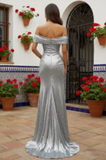 Robe sirène froncée à épaules découvertes et paillettes argentées