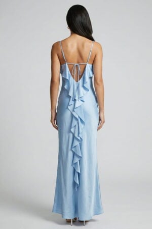 Staubblaues Slip-Maxi-Kleid mit Rosetten- und Rüschendetail