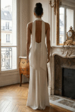 Bata blanca con escote halter y pañuelo drapeado en la espalda