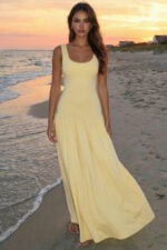 Maxivestido amarillo con cuello redondo y cintura caída